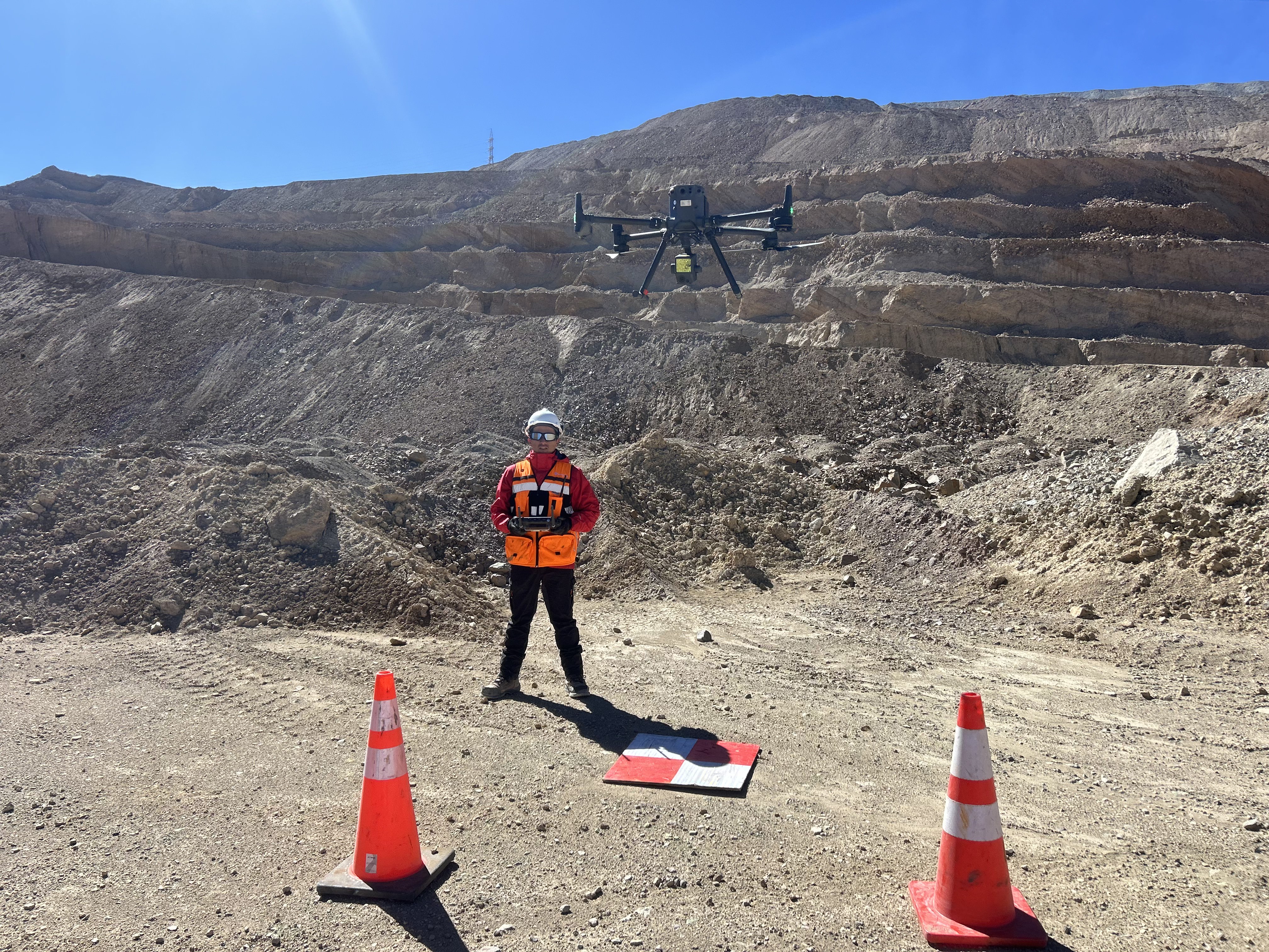[Ingeniero con GPS GNSS RTK y Estación Total en terreno minero]